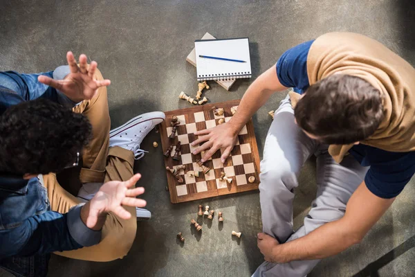 Friends playing chess — Stock Photo