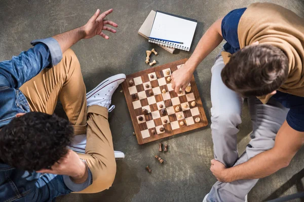 Friends playing chess — Stock Photo