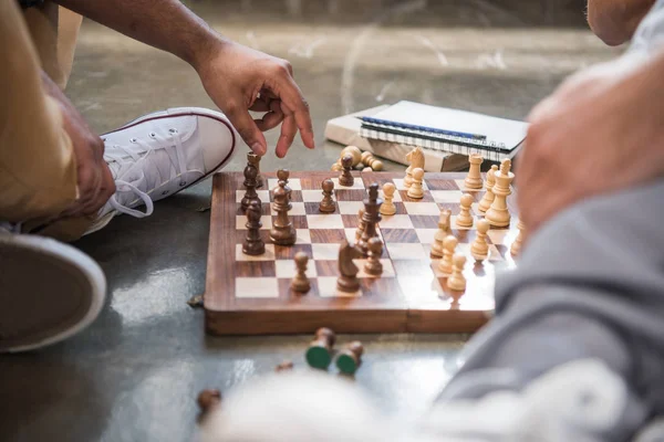 Мужчины играют в шахматы — стоковое фото