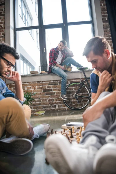 Männer spielen Schach — Stockfoto