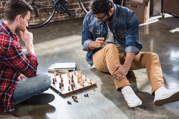 Hommes jouant aux échecs — Photo de stock