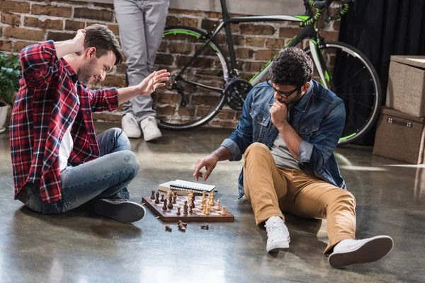 Hombres jugando ajedrez - foto de stock