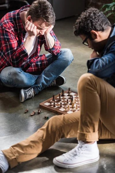 Männer spielen Schach — Stockfoto