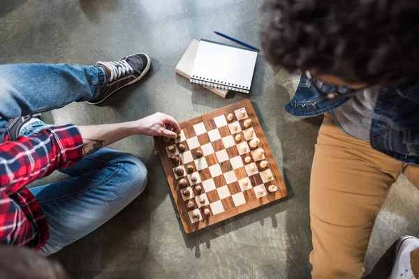 Hombres jugando ajedrez - foto de stock
