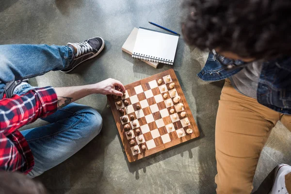 Männer spielen Schach — Stockfoto