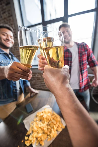 Hommes buvant de la bière — Photo de stock