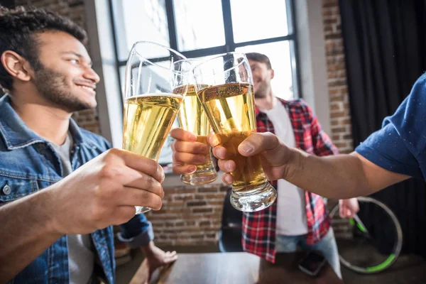 Uomini che bevono birra — Foto stock