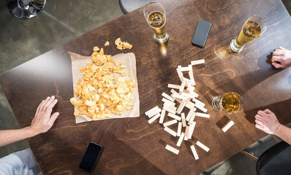 Blocos de jenga, cerveja e batatas fritas — Fotografia de Stock