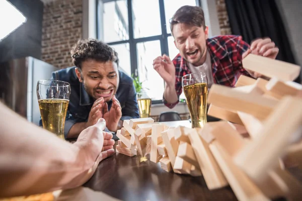 Uomini che giocano jenga gioco — Foto stock