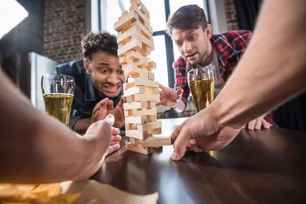 Uomini che giocano jenga gioco — Foto stock