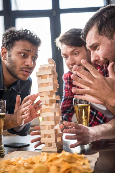 Homens jogando jenga jogo — Fotografia de Stock