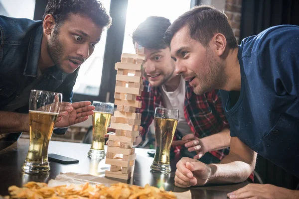 Homens jogando jenga jogo — Fotografia de Stock