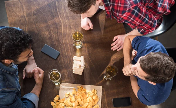 Uomini che giocano jenga gioco — Foto stock