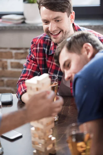 Hommes jouant jenga jeu — Photo de stock