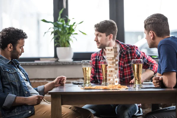 Hommes jouant jenga jeu — Photo de stock