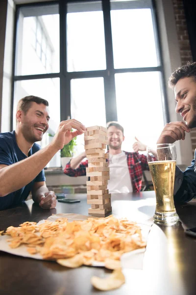 Uomini che giocano jenga gioco — Foto stock