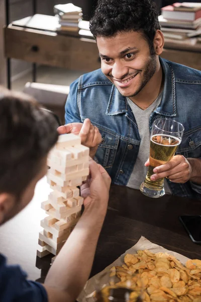 Jovens jogando jenga jogo — Stock Photo