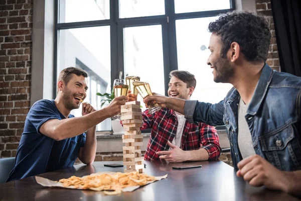 Giovani che giocano gioco jenga — Foto stock