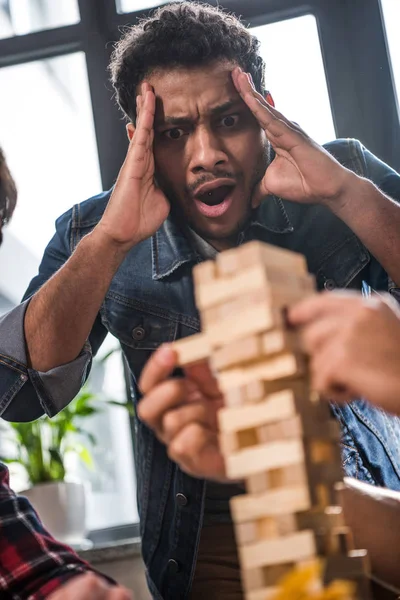 Amici che giocano jenga gioco — Foto stock