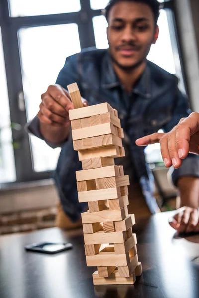 Amici che giocano jenga gioco — Foto stock