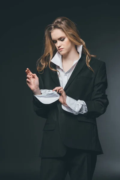 Mujer posando en traje masculino - foto de stock