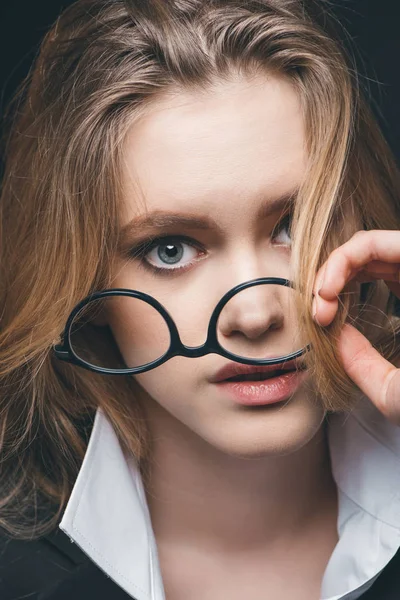 Femme d'affaires blonde avec des lunettes — Photo de stock