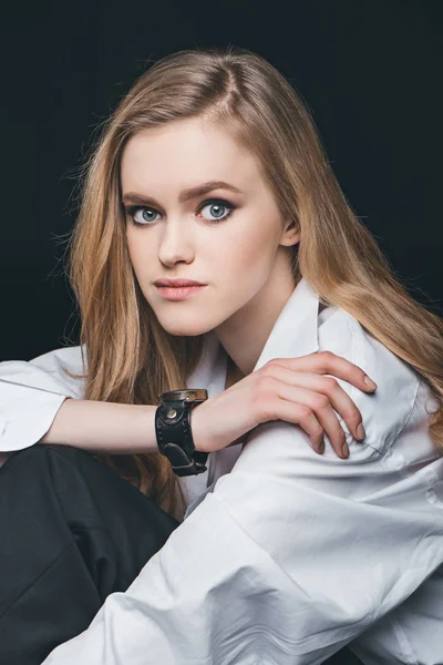 Дівчина з вінтажним годинником на руці — стокове фото