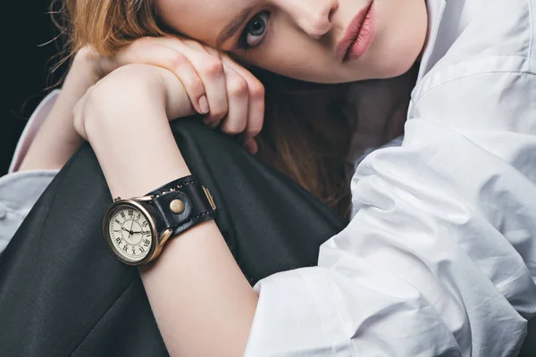 Fille avec montre vintage à portée de main — Photo de stock