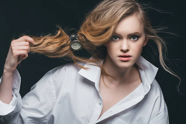 Chica atar el pelo con reloj - foto de stock