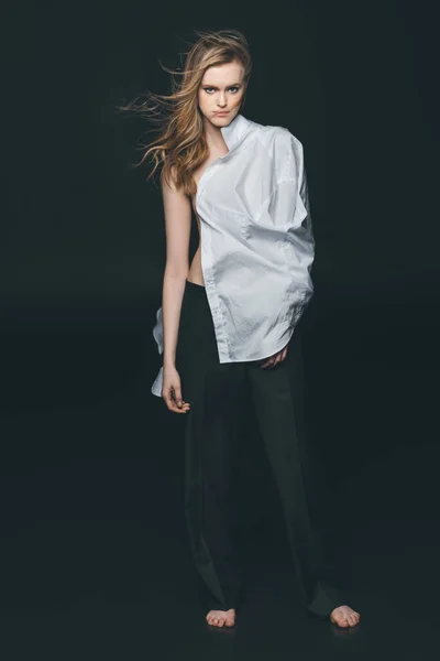 Menina vestindo camisa masculina branca — Fotografia de Stock