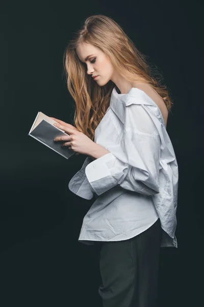 Menina vestindo camisa masculina branca — Fotografia de Stock