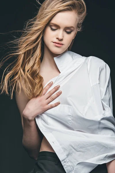 Niña vistiendo camisa blanca masculina - foto de stock