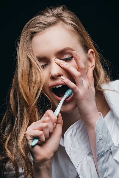 Mujer en camisa masculina cepillarse los dientes — Stock Photo