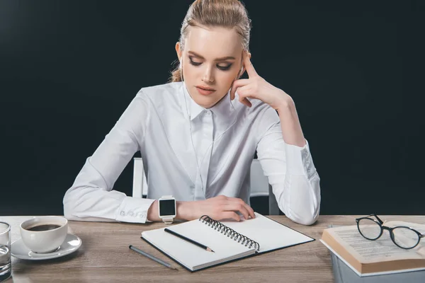 Mujer sentada a la mesa y pensando - foto de stock