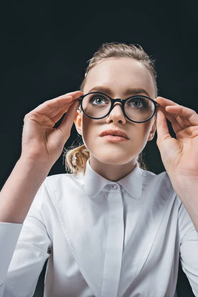 Jeune femme en lunettes détournant les yeux — Photo de stock