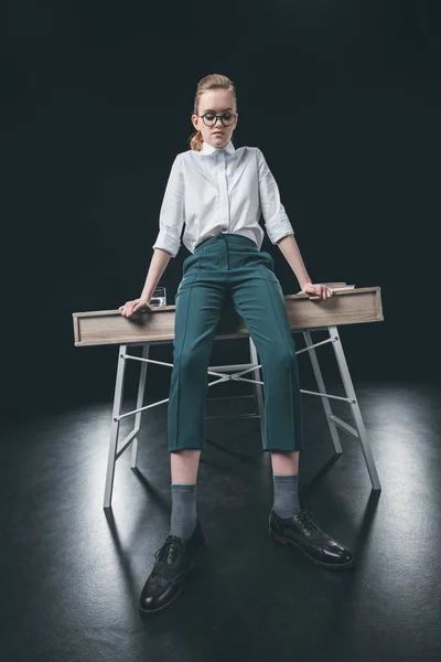 Frau mit Brille lehnt auf Tisch — Stockfoto