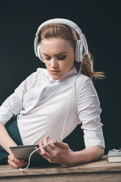 Mujer de negocios rubia en auriculares - foto de stock