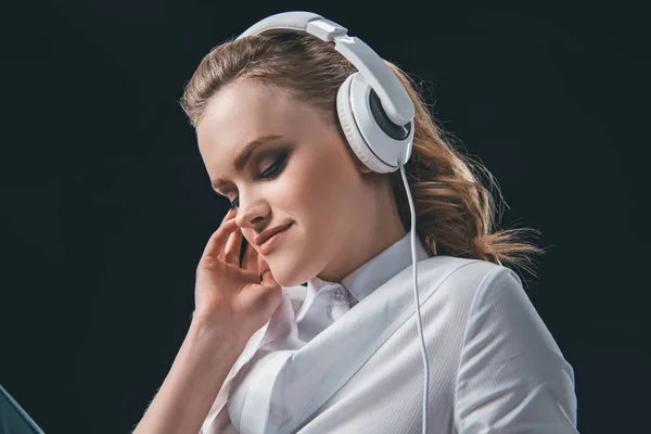 Blonde Geschäftsfrau mit Kopfhörer — Stockfoto