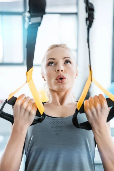 Bionda fitness donna allenamento con cinghie da fitness trx — Foto stock