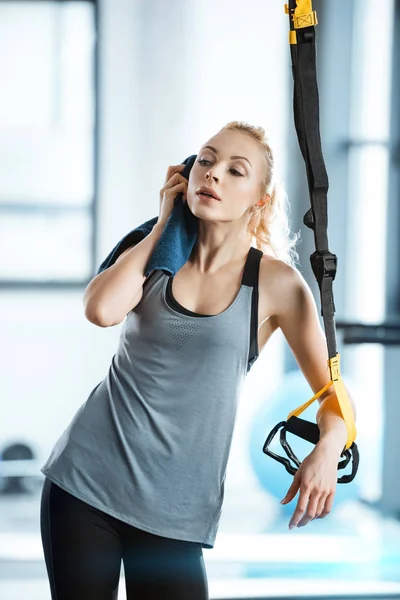 Femme de fitness béatifique se reposant pendant l'entraînement avec des sangles de fitness trx — Photo de stock