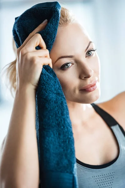 Beatiful fitness woman with towel, resting after training — Stock Photo