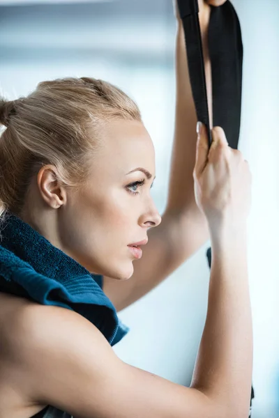 Femme de fitness béatifique se reposant pendant l'entraînement avec des sangles de fitness trx — Photo de stock