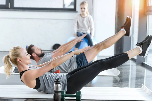 Люди займаються гімнастикою в фітнес-студії — стокове фото