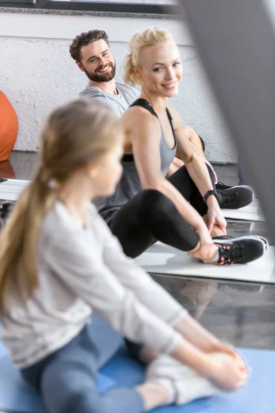 People doing gymnastics at fitness studio — Stock Photo