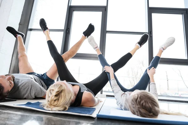 Pessoas fazendo ginástica no estúdio de fitness — Fotografia de Stock
