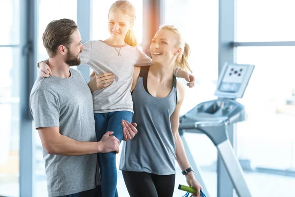 Retrato de família feliz em pé juntos no centro de fitness — Fotografia de Stock