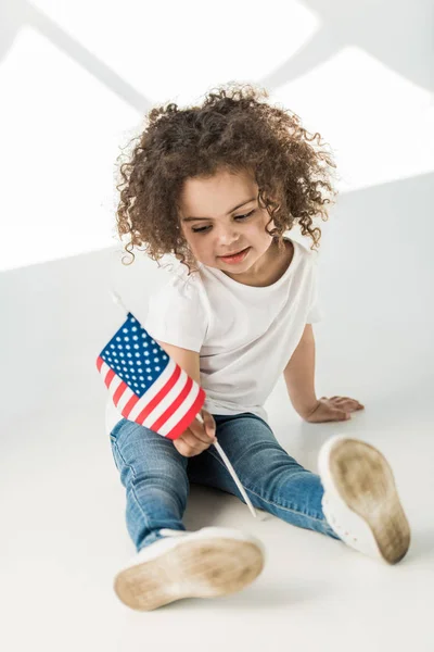 Bambina con bandiera americana — Foto stock