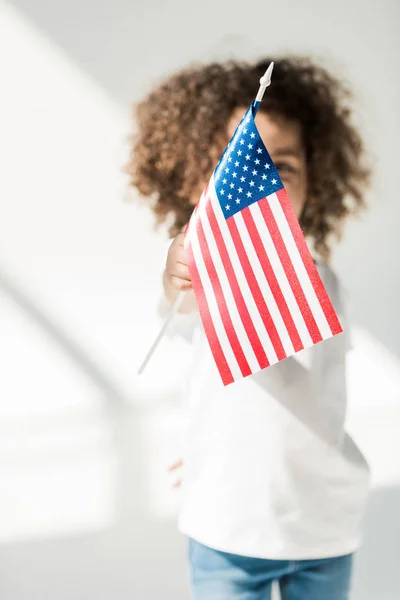 Bébé fille avec drapeau américain — Photo de stock