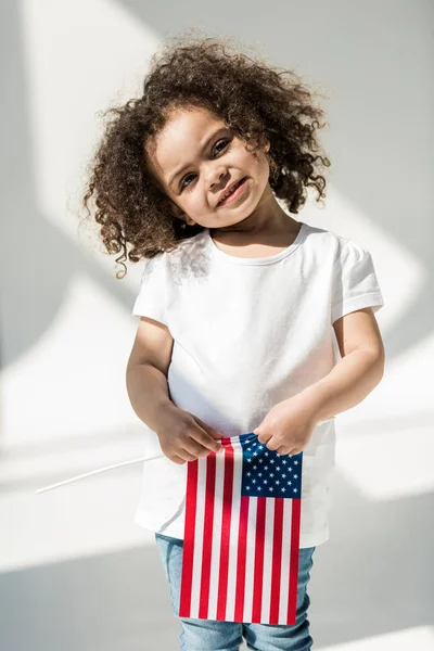 Niña con bandera americana - foto de stock