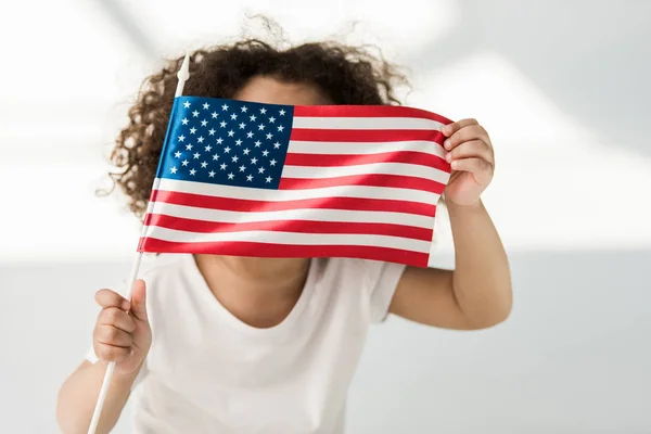 Niña con bandera americana - foto de stock